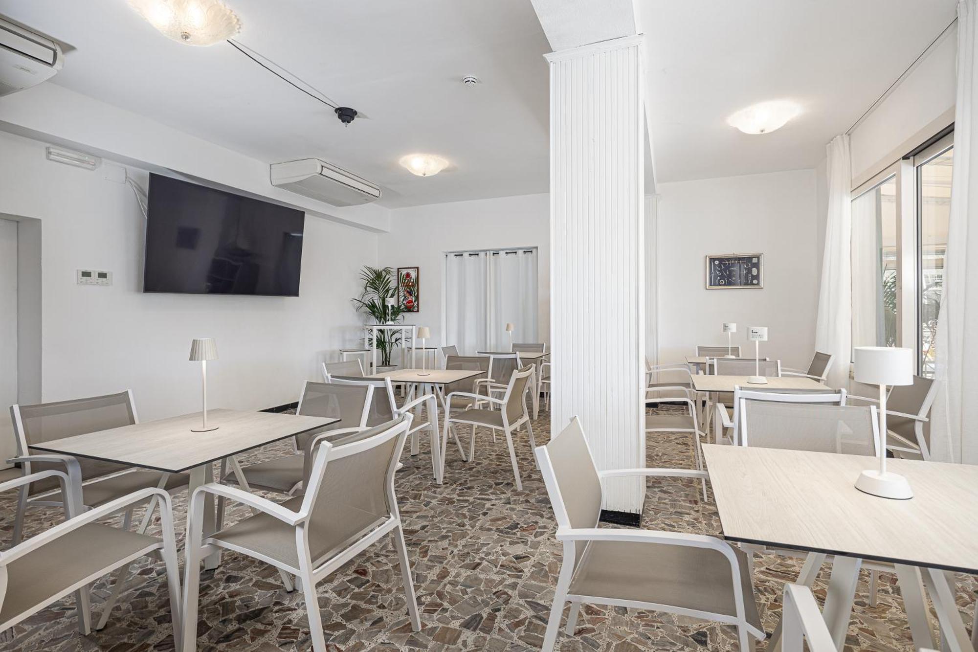 Hotel Altamarea Cesenatico Esterno foto