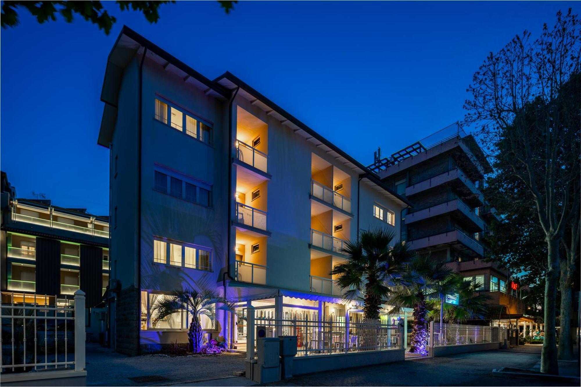 Hotel Altamarea Cesenatico Esterno foto