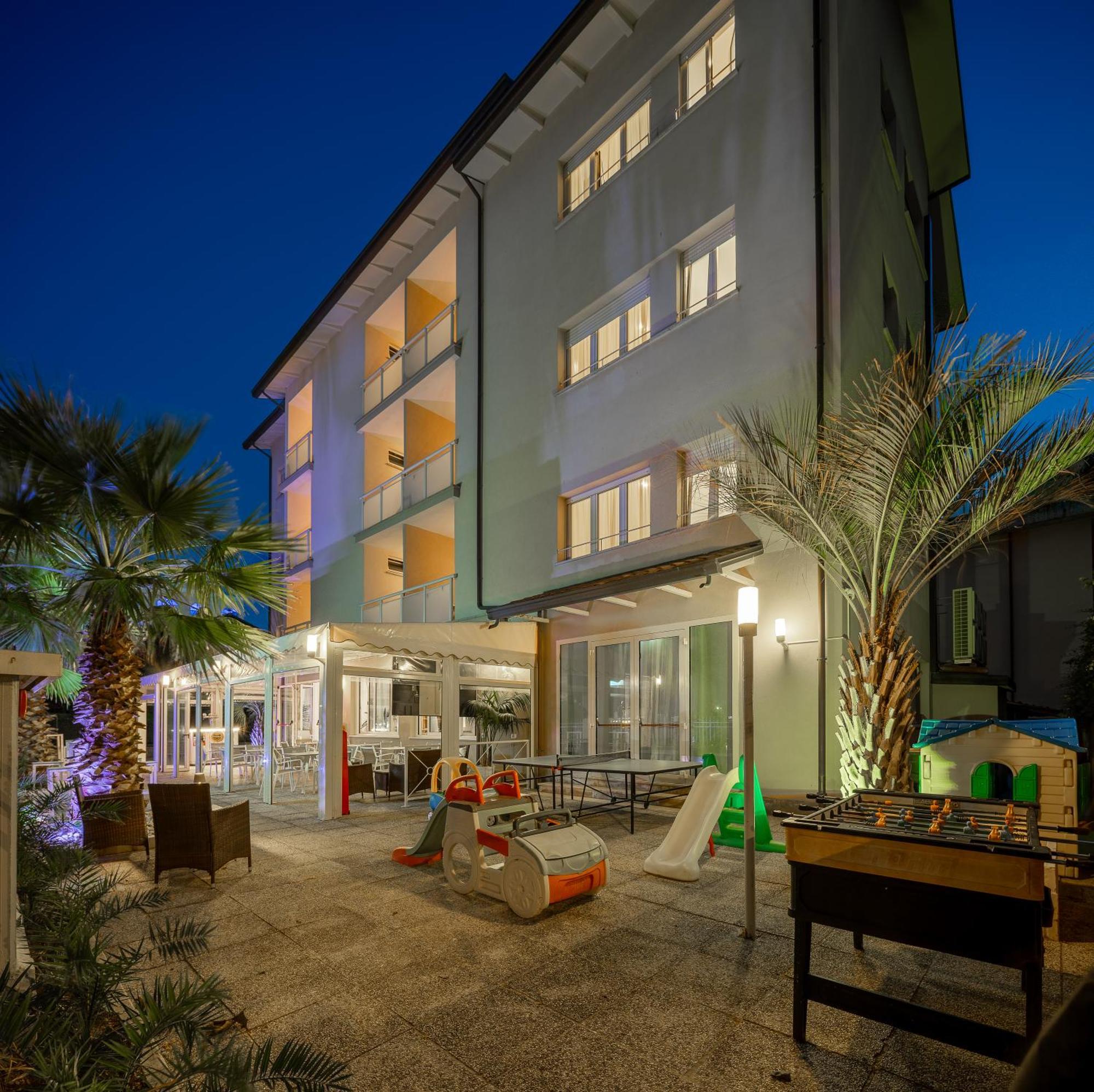 Hotel Altamarea Cesenatico Esterno foto